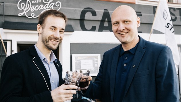 Nov zvolen sentor za Pirty Luk Wagenknecht (vpravo) oslavuje vtzstv v praskm Cafe Decada. (13. jna 2018)