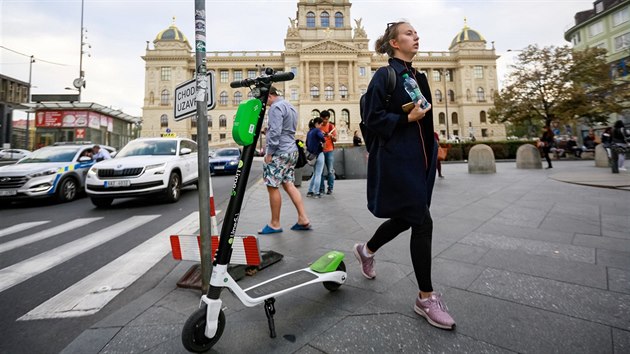Centrum Prahy zaplavili turist na elektrickch kolobkch (12. jna 2018)