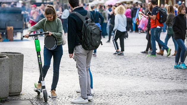 Centrum Prahy zaplavili turist na elektrickch kolobkch. (12. jna 2018)