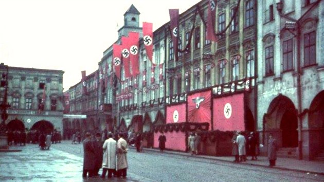 Novojint Nmci vybrali plochu pro tribunu nejspe dobe, protoe na stejnm mst stly i tribuny na komunistickch prvomjovch oslavch.
