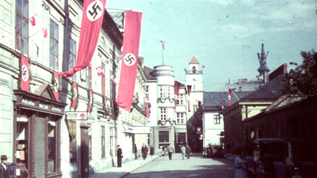 Hkov ke, kam se podv. Tak vypadalo centrum Novho Jina. Vjimkou nebyla ani tehdej Radnin ulice, v roce 1942 pejmenovan na Heydrichgasse. Nyn Lidick ulice.