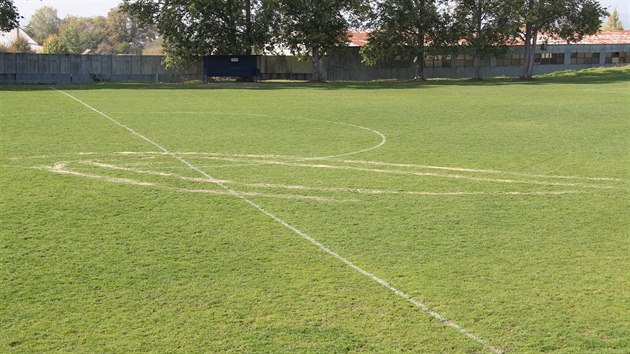 Vandal poniil autem fotbalov hit v Rudolfov u eskch Budjovic. Pak rhy zasypal pskem a osivem.