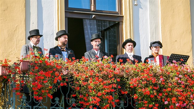 Parnm vlakem pijel do Psku jako ped 100 lety redaktor Frantiek Hanzlek (na snmku s kloboukem) a pak pronesl proslov na balkon pseck radnice.