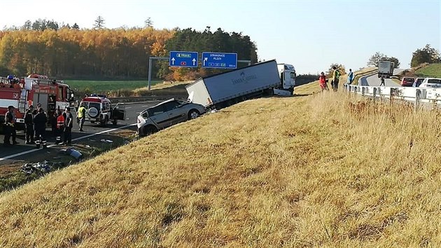 Nehoda se stala na typroud silnici za Pskem smrem na Prahu.