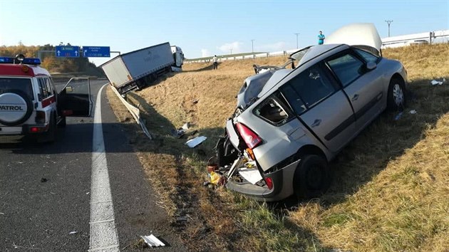 Kamion v kopci narazil do osobnho vozu znaky Renault.