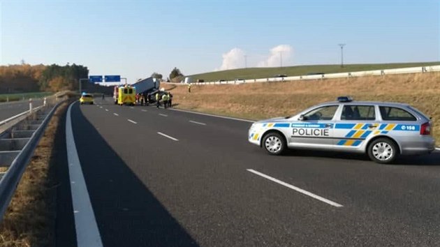 Provoz policist odklnj na soubnou silnici.