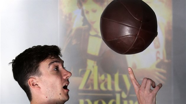 Basketbalistu Ivana Mrzka si ve filmu Zlat podraz vystihl herec brnnskho Divadla Husa na provzku Jan Mansfeld.