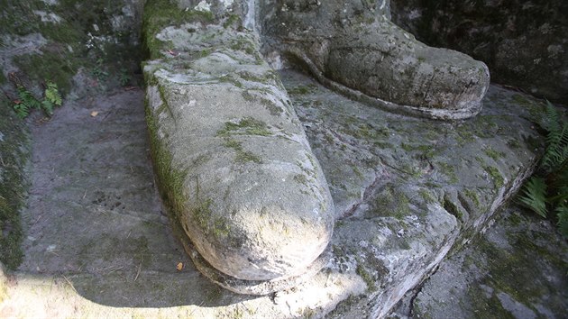Ze trnctimetrov sochy T. G. Masaryka u Kunttu zbyly pouze boty.