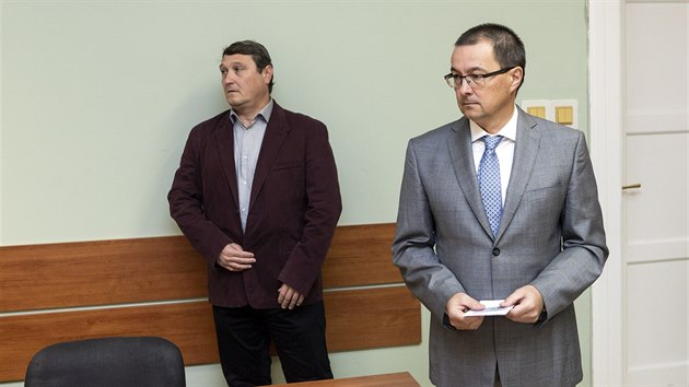 Okresn soud v Perov zaal projednvat ppad, ve kterm jsou dva perovt lkai obalovni za zanedbn pe a nsledn smrti pacienta. Na snmu obalovan lkai Stanislav Kalabus (vpravo) a Richard Polzer (vlevo). (11. jna 2018)