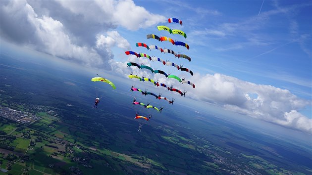 Vzdun diamant, kter vykouzlili elitn evropt parautist v Nizozemsku. Bylo jich ticet, a tak jde o nov rekord. Byli mezi nimi i letci z esk republiky - len jesenickho Paraklubu a Compact Skydive teamu Martin Kuera a Tom Deml z Aeroklubu Plze-Bory.