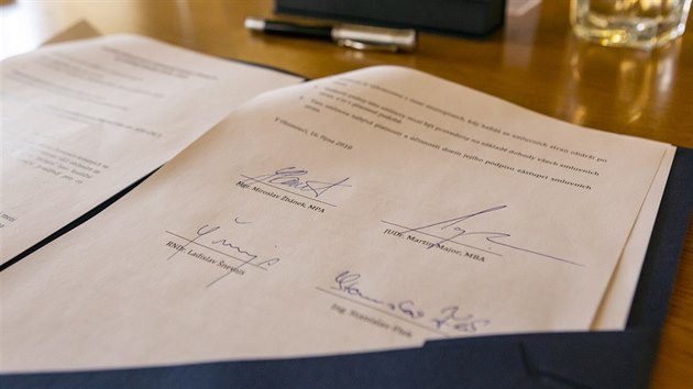 Pedstavitel nov tykoalice ANO, ODS, KDU-SL a hnut spOLen, kter bude do roku 2022 vldnout olomouck radnici, podepsali koalin smlouvu. (16. jna 2018)
