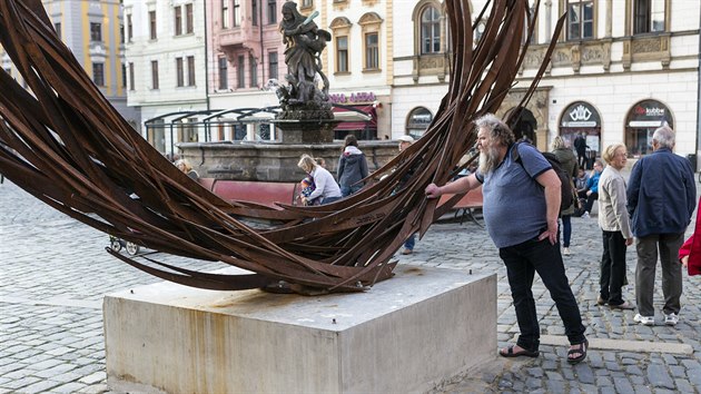 Ptimetrov socha olomouckho autora Jana Dostla Rounded. Na Hornm nmst bude stt do 28. jna 2018.