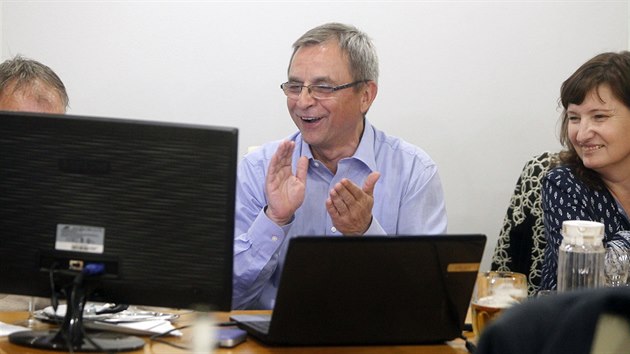 Takto se Jaromír Barák radoval z volebního vítězství v Třebíči. Nakonec však skončí se svým hnutí Třebíč občanům v opozici.