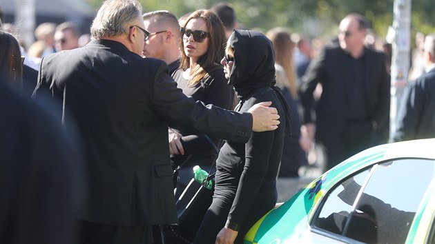 Smutenho prvodu a pohbu Jana Koky mladho se zastn destky lid (12.10.2018).