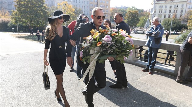 
Smutenho prvodu a pohbu Jana Koky mladho se zastn destky lid. Poheb zaal v kostele Nejsvtjho srdce Pn na nmst Jiho z Podbrad (12.10.2018)