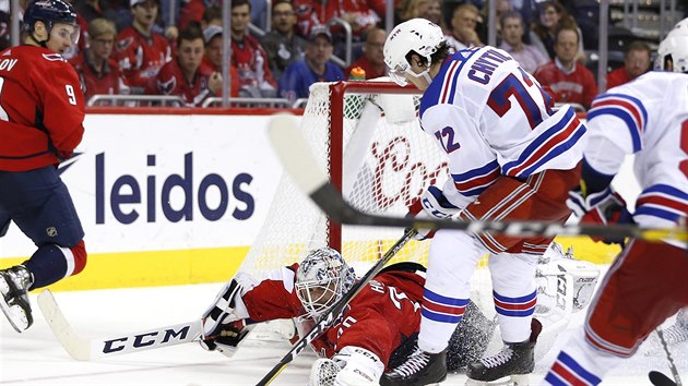 Filip Chytil z New York Rangers v anci, brank Washingtonu Braden Holtby byl u puku dve.