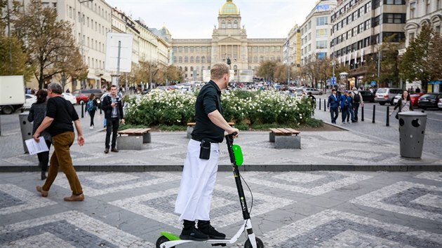 Elektrick kolobka Lime-S, kterou je mon v Praze za poplatek pjit pes aplikaci a zaparkovat zase kdekoliv. Vtina uivatel s kolobkami jezd po chodncch. (12. jna 2018) 