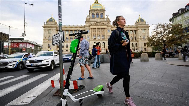 Elektrick kolobka, kterou je mon za poplatek pjit pes aplikaci a zaparkovat zase kdekoliv, se stv soust ulic ady mst. (12.jna 2018) 