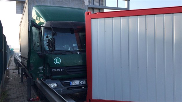 Kamion na Praskm okruhu naboural do stavebn buky u krajnice. (10.10.2018)
