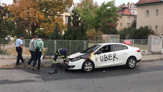 V praskm Branku hoelo auto s nasprejovanm nzvem Uber. (19.10.2018)