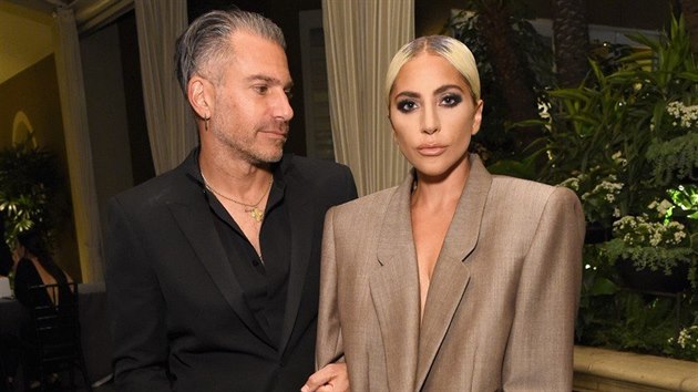 Christian Carino a jeho snoubenka Lady Gaga na galaveeru magaznu ELLE (Four Seasons Hotel, Los Angeles, Beverly Hills, 15. jna 2018)