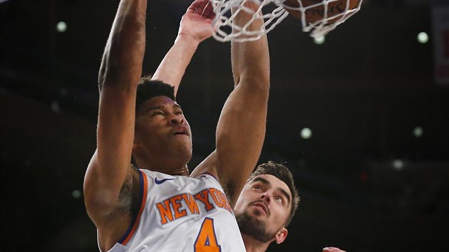 Isaiah Hicks (4) z New Yorku smeuje proti Washingtonu, Tom Satoransk u ho ubrnit nedokzal.