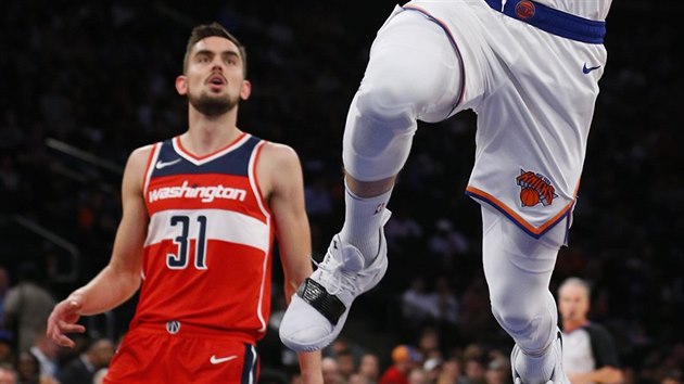 Tom Satoransk (vlevo) z Washingtonu sleduje zakonujcho Maria Hezonju z New Yorku.