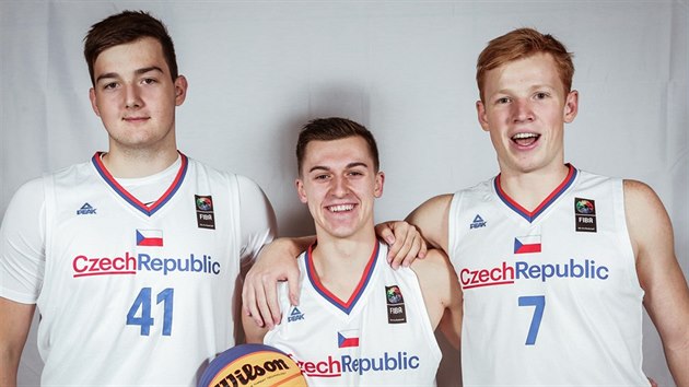 esk trio pro MS do 23 let v basketbalu 3x3: zleva Jan Karlovsk, Luk Bukovjan a Vojtch Rudick
