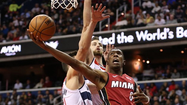 Josh Richardson z Miami zakonuje na ko Washingtonu, brn ho Jason Smith (uprosted) a Tom Satoransk (vlevo).