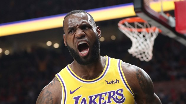 LeBron James oslavuje svj prvn spch za LA Lakers.