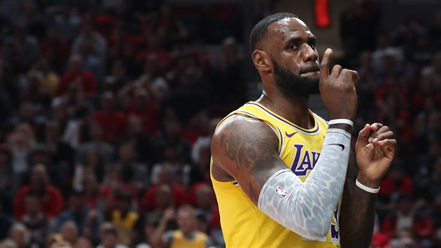LeBron James oslavuje svj prvn spch za LA Lakers.