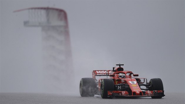Sebastian Vettel z Ferrari pi trninku na Velkou cenu USA