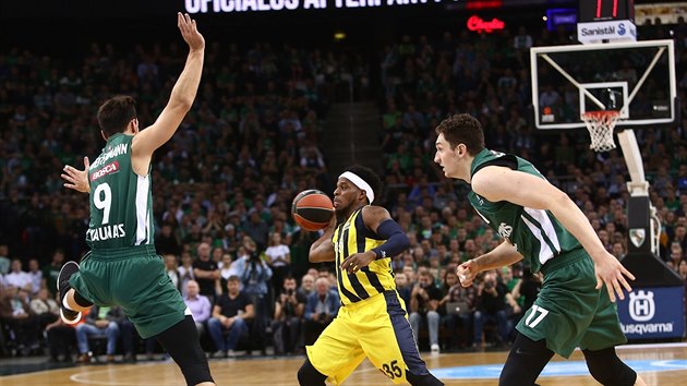 Bobby Dixon (uprosted) z Fenerbahce pihrv kolem La Westermanna ze algirisu.