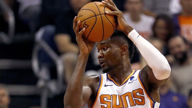 Deandre Ayton z Phoenixu (s slem 22) v utkn proti Dallasu, brn ho Wesley Matthews.