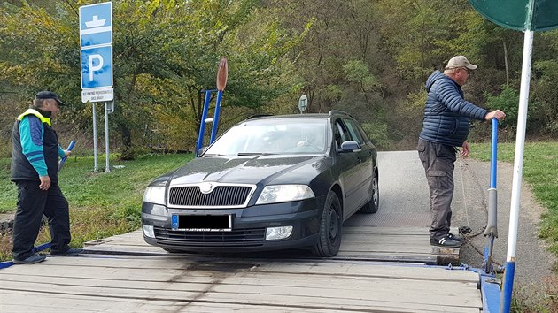 Pvoz v Darov na Rokycansku letos zejm zaznamen historick rekord. Od ledna do konce z pevoznci pepravili pes Berounku vce ne ticet ti tisc lid. (6. 10. 2018)