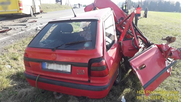 Pi elnm stetu osobnho auta s autobusem u Klatov se dopoledne zranili ti lid. idie kody Felicia museli hasii vysthat.