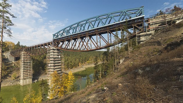 Most nad pehradou Hracholusky se po vce ne sto letech dokal nov konstrukce. Ta star, kter zrezivla, skon ve rotu. (16. 10. 2018)