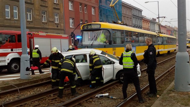 Pi dopravn nehod v Plzni se zranil idi osobnho vozidla. Ten pi odboovn nedal pednost tramvaji a srazil se s n. (19. 10. 2018)