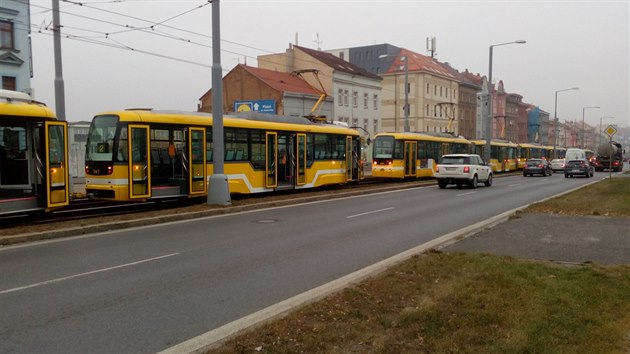 V mst nehody byl na tm hodinu zastaven provoz tramvaj v obou smrech.  (19. 10. 2018)
