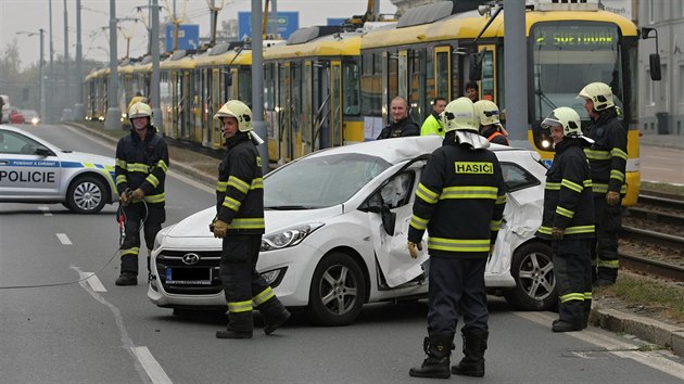 Pi dopravn nehod v Plzni se zranil idi osobnho vozidla. Ten pi odboovn nedal pednost tramvaji a srazil se s n. (19. 10. 2018)