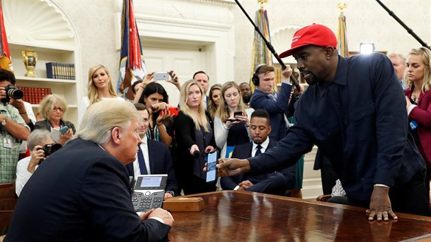 Donald Trump a Kanye West v Ovln pracovn Blho domu (Washington, 11. jna 2018)