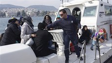Dstojník ecké pobení stráe Kyriakos Papadopulos piplouvá se zachránnými...