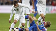 Francouzský útočník Antoine Griezmann (v bílém) se snaží přejít přes urputného... Francouzský útočník Antoine Griezmann (v bílém) se snaží přejít přes urputného...
