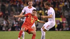 Belgický kapitán Eden Hazard motá hlavu výcarským soupem.