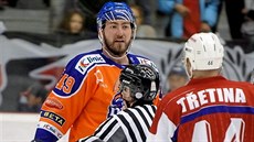 Mezi hodonínským obráncem Janem Fišerou (v oranžovém) a havlíčkobrodským... Mezi hodonínským obráncem Janem Fišerou (v oranžovém) a havlíčkobrodským...