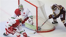 Jan Mandát v jihlavském dresu za brankou Slavie. Jan Mandát v jihlavském dresu za brankou Slavie.