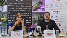 Snowboardistka Eva Samková (vlevo) a trenér Marek Jelínek na tiskové konferenci... Snowboardistka Eva Samková (vlevo) a trenér Marek Jelínek na tiskové konferenci...