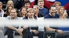 HVĚZDNÉ TRIO. Na střídačce při rozlučce Radka Štěpánka usedli zleva fotbalový... HVĚZDNÉ TRIO. Na střídačce při rozlučce Radka Štěpánka usedli zleva fotbalový...