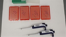 Sada nástrojů, které odborníci používají při provádění DNA testů. Sada nástrojů, které odborníci používají při provádění DNA testů.