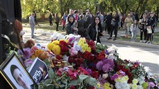 Obyvatelé Kerče vzpomínají na oběti útoku a zapalují za ně svíčky. (18. října... Obyvatelé Kerče vzpomínají na oběti útoku a zapalují za ně svíčky. (18. října...